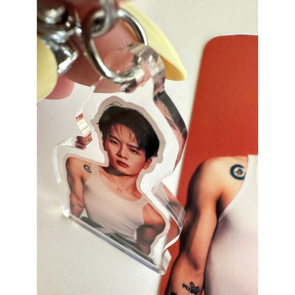 JACKSON WANG GOT7 Bias Biceps Keychain Charm photo deco kpop concert decoration - Picture 2 of 2